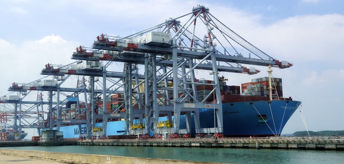 Siêu tàu container cập cảng Cái Mép - Vũng Tàu
