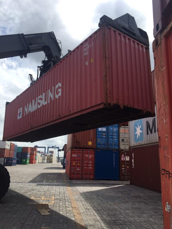 Gắp container tại cảng
